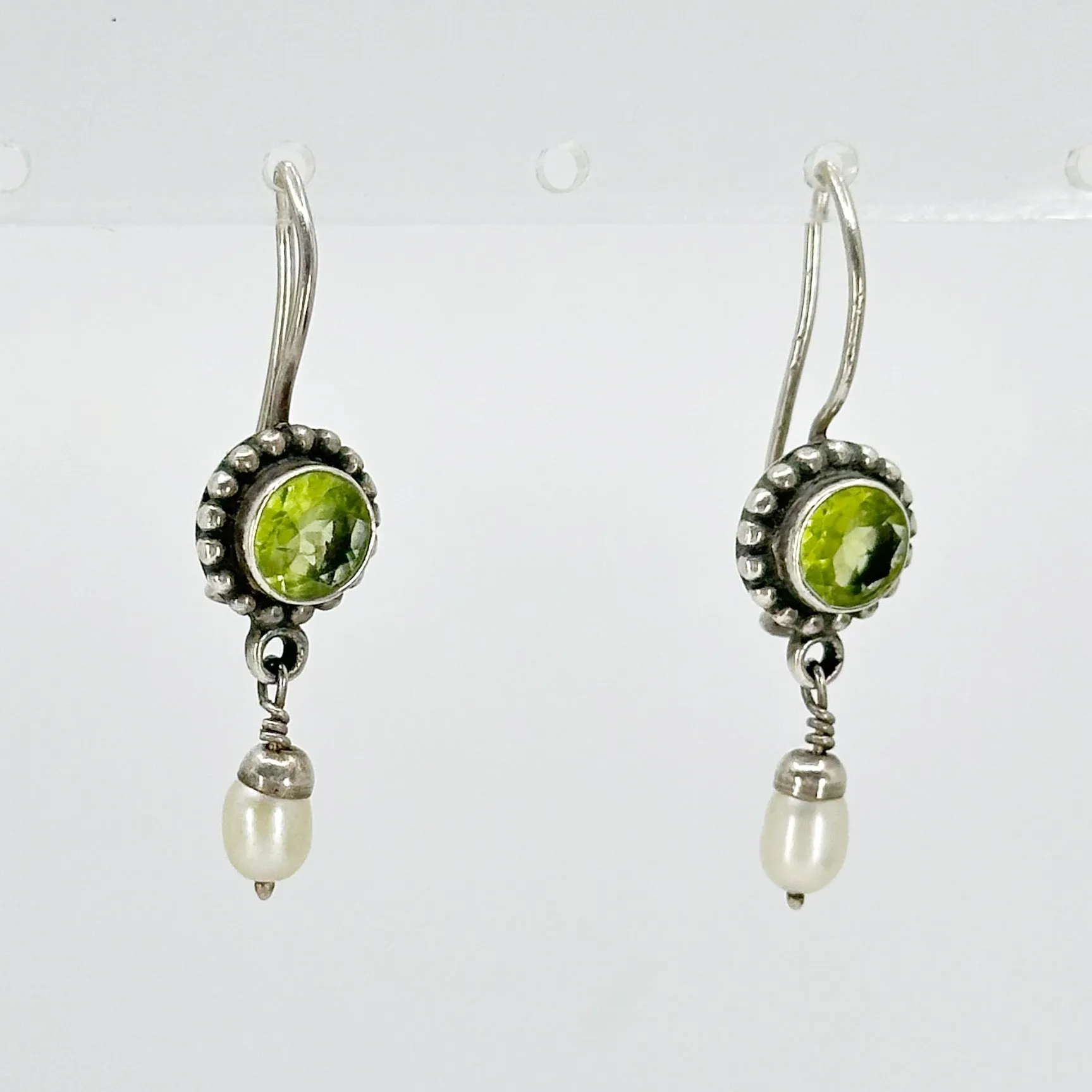 Sterling silver Pearl & peridot drop earrings GM112