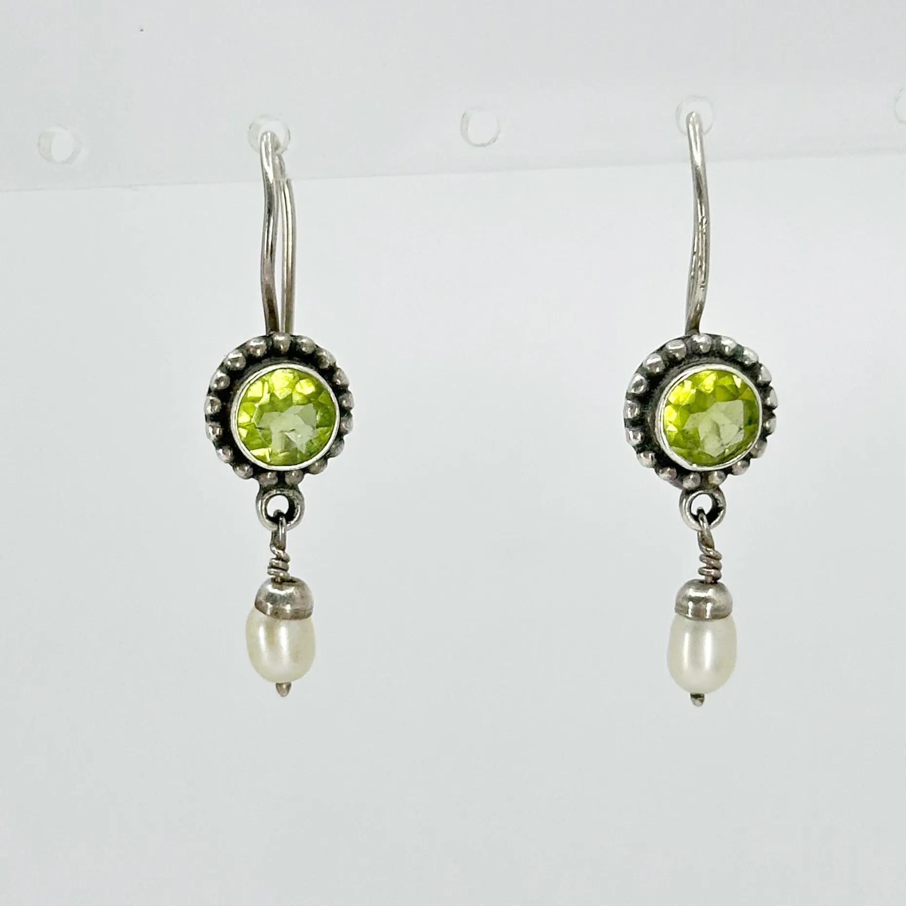 Sterling silver Pearl & peridot drop earrings GM112