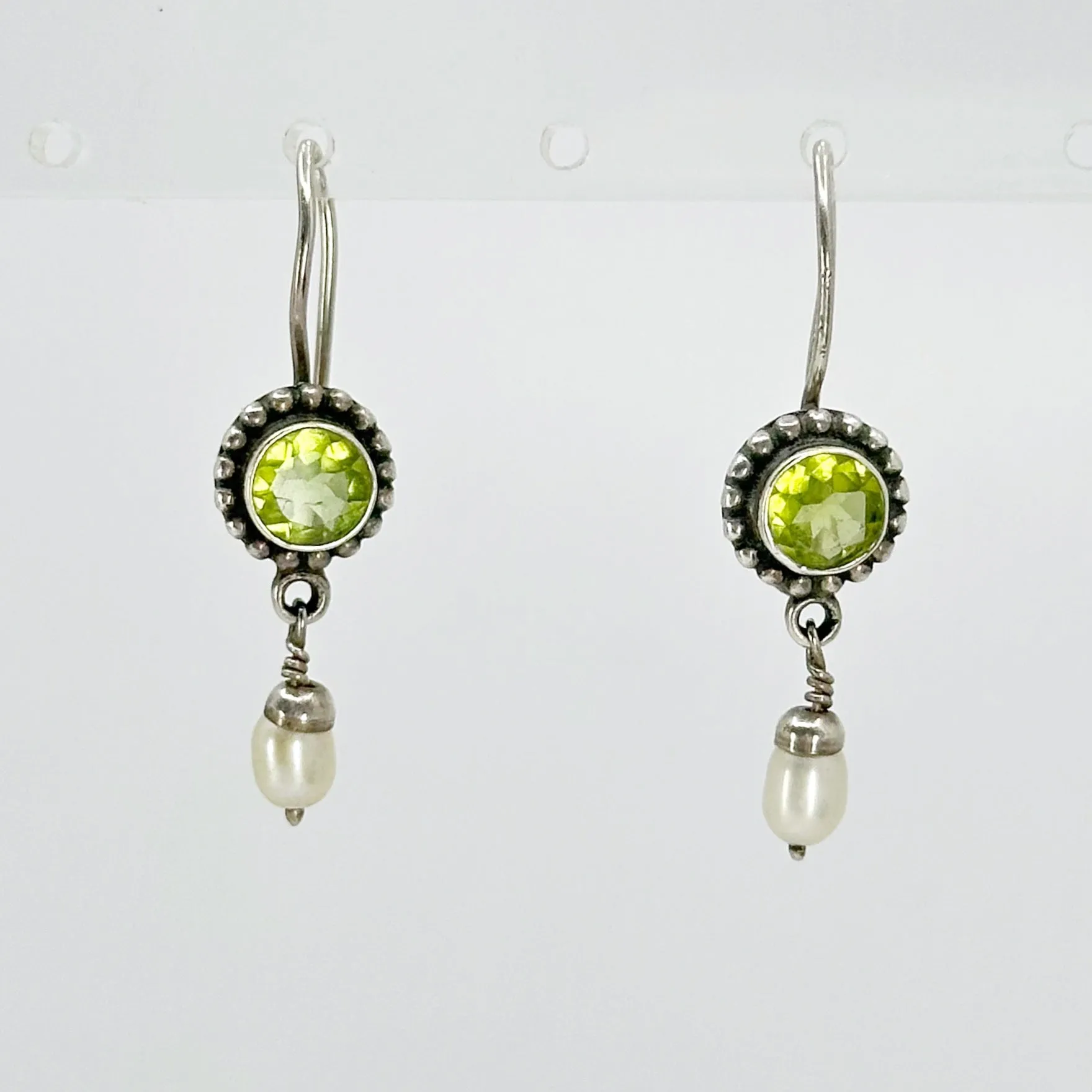 Sterling silver Pearl & peridot drop earrings GM112